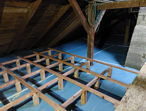 Zateplení stropu obecního domu pomocí foukané izolace